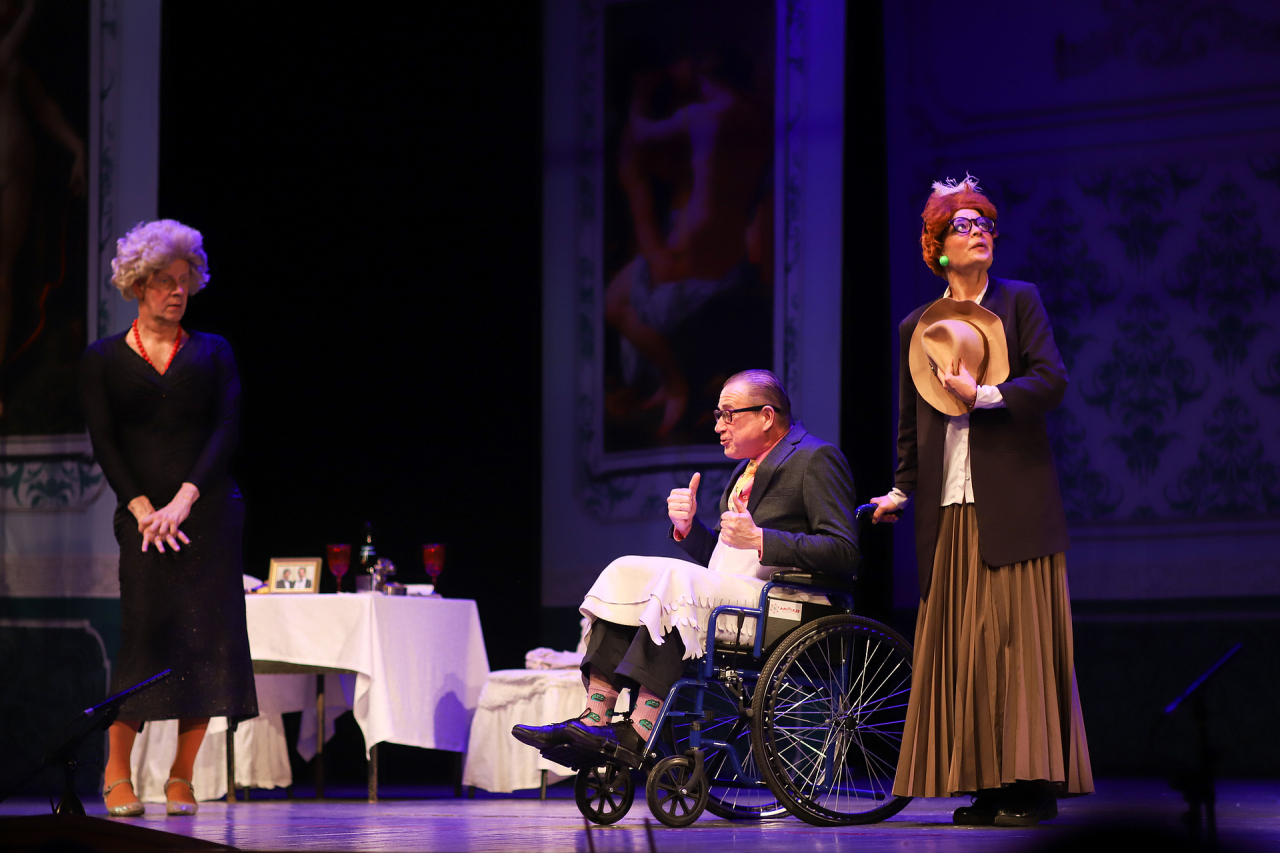 ЛЮБОВНИЧКИ СУПЕРКОМЕДИЯ