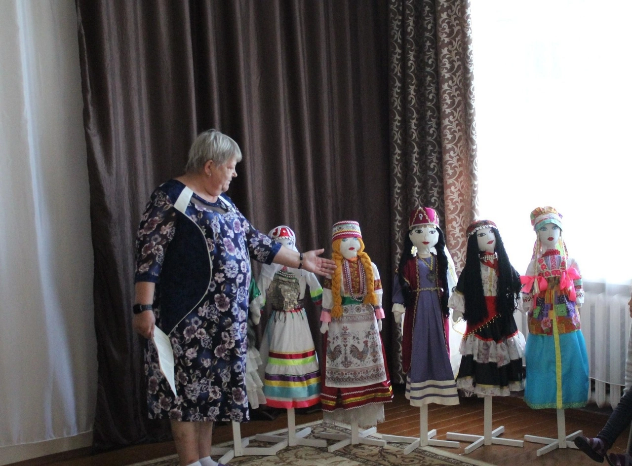 Краеведческий экскурс «Костюмы народов России»