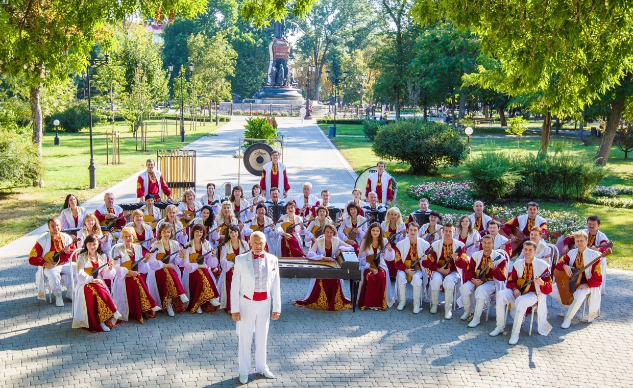 Концерт «Несокрушимая и легендарная» Государственного концертного русского народного оркестра «Виртуозы Кубани»