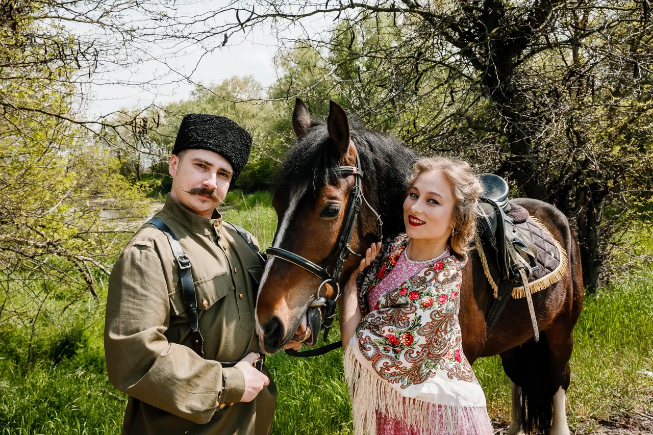 Музыкально-театрализованное представление «Кубанские казаки на ярмарке» Государственного концертного ансамбля «Ивушка»